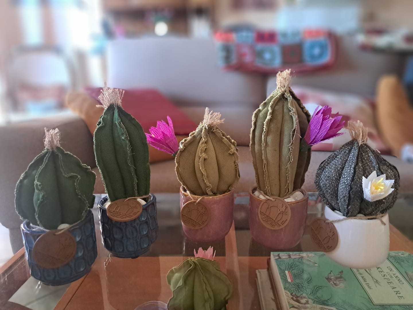 Customer photo review of Coppia di Mini Cactus in cotone verde scuro,  vaso in ceramica lucida color blu con motivo geometrico, altezza circa 17 cm e 22 cm.