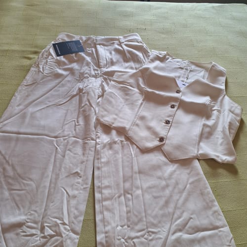 Viviane D. review of Calça Pantalona Graviola Off White + Forro image 1 out of 1