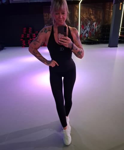 Customer photo review of LUXE Sculpt Tank - Deep Black