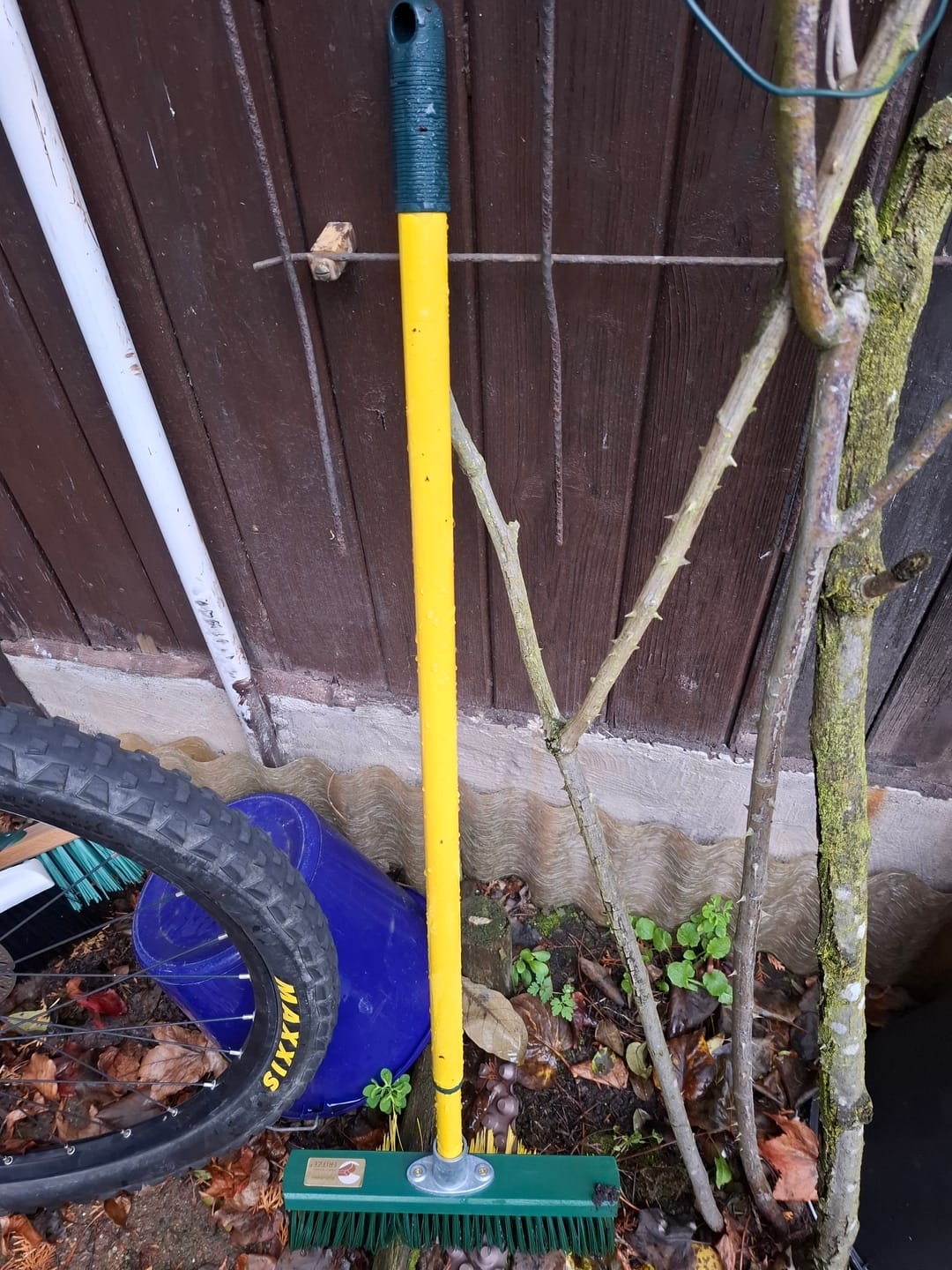 Customer photo review of Fritze Krallenbesen für Hof und Garten 35 cm Kehrbreite Inkl. Stiel