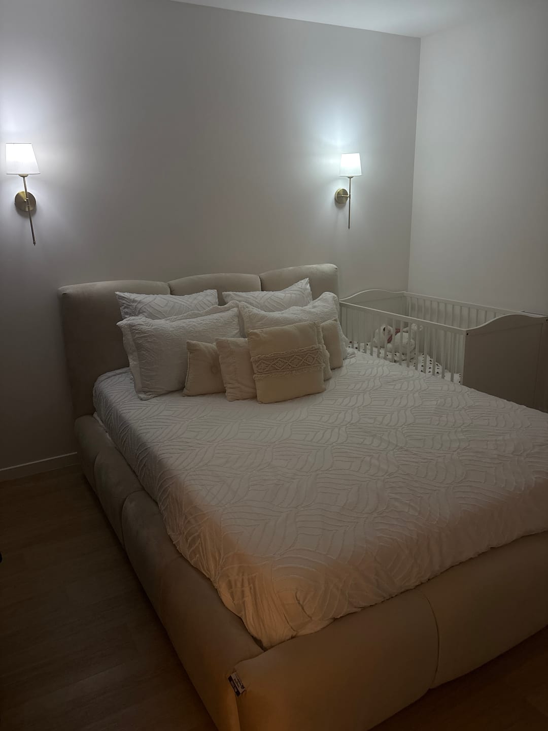Customer photo review of Lit rembourré avec coffre de rangement - SOPHIE