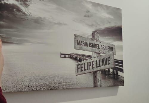 Customer photo review of Lienzo Muelle de Madera con Nombres Personalizados