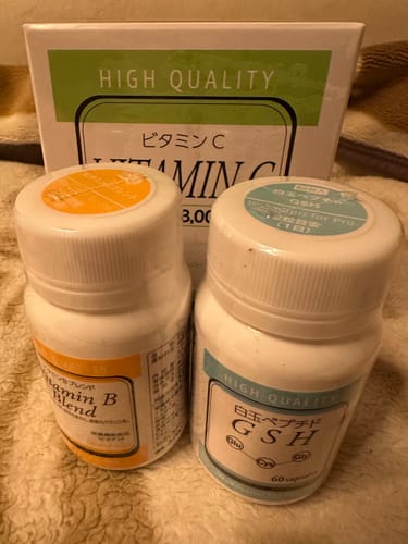 レビューアーが撮影した「ワカサプリ スキンケア定番セット」。ビタミンB、GSHのボトルとビタミンCの箱が写っている。