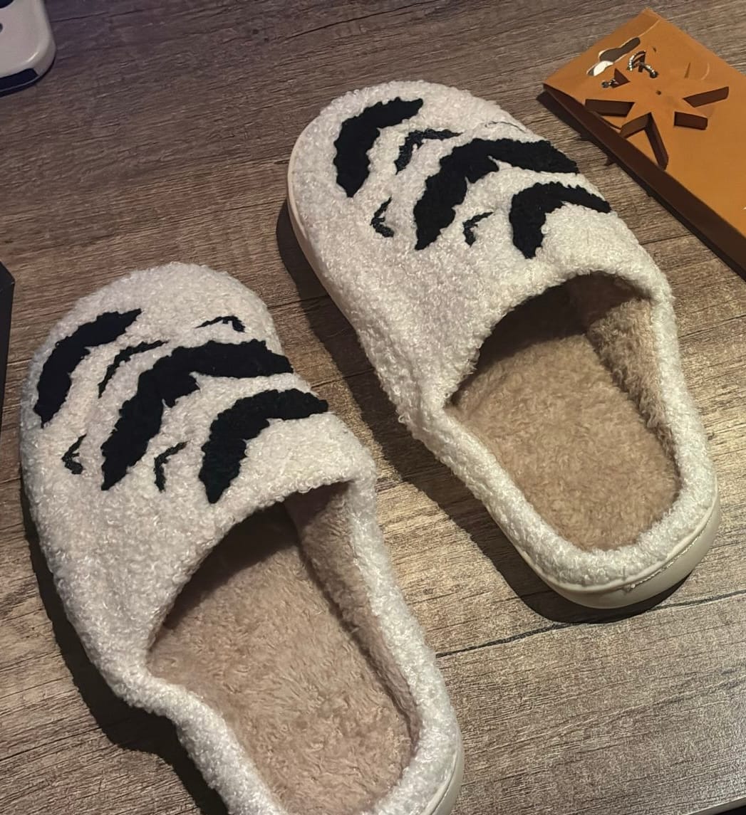 Customer photo review of Halloween Hausschuhe Weiß mit Fledermaus Motiv – Flauschige Plüsch Slipper