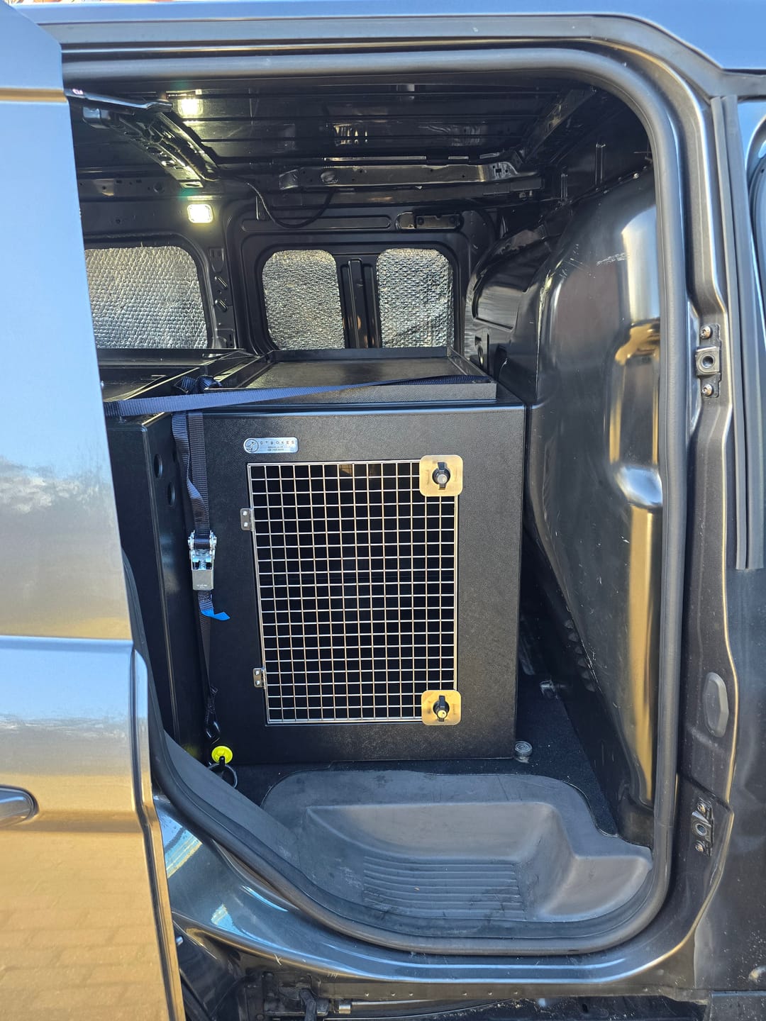 Customer photo review of DT Box Dog Car Travel Crate - The DT 600