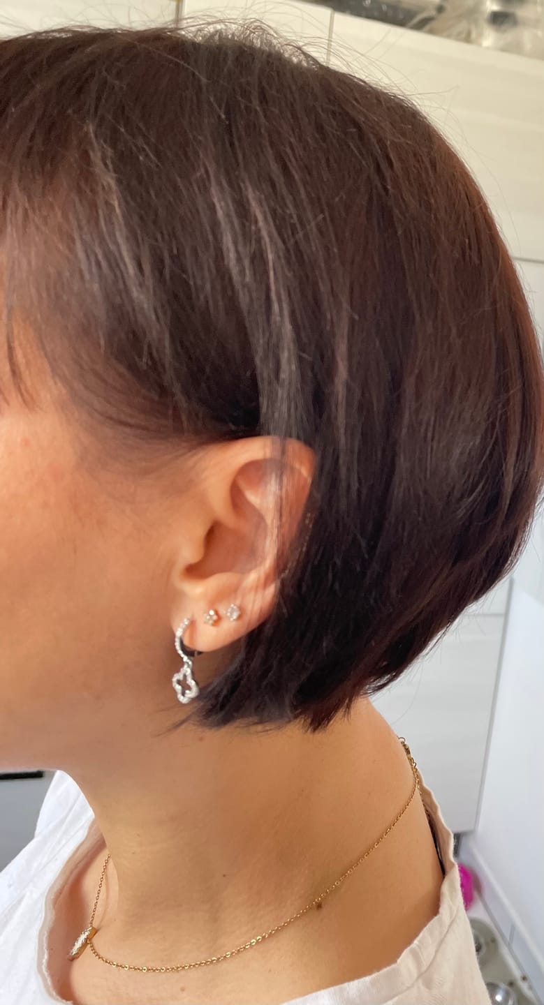Customer photo review of Pave Lucky Aura Huggie Ohrringe 14K Vergoldet