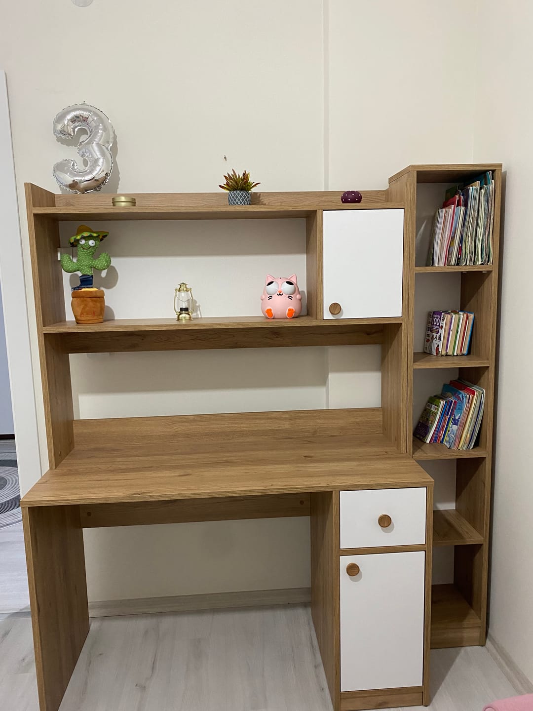 Customer photo review of Rani HA127 Kitaplıklı Raflı 2 Kapaklı 1 Çekmeceli Çalışma Ofis Bilgisayar Masası Sepet Ceviz - Beyaz