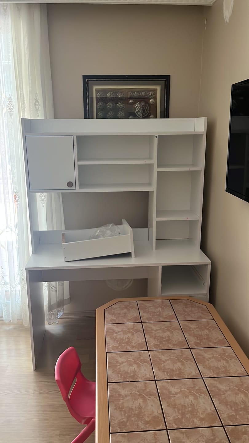 Customer photo review of Rani HA128 Kitaplıklı Raflı 2 Kapaklı 1 Çekmeceli Çalışma Ofis Bilgisayar Masası Beyaz