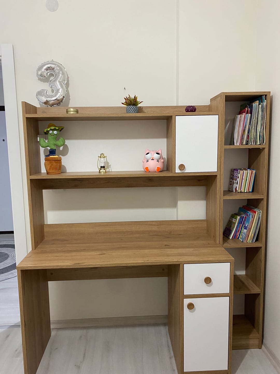 Customer photo review of Rani HC114 Kitaplık 5 Raflı Çalışma Odası Kütüphane Modern Duvar Rafı Sepet Ceviz