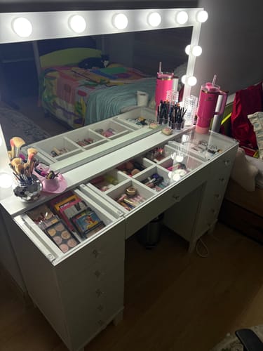 Customer photo review of Rani BJ137 Hollywood Işıklı Aynalı Kulis Makyaj Masası Cam Tablalı 11 Çekmeceli Takı Düzenleyici Beyaz