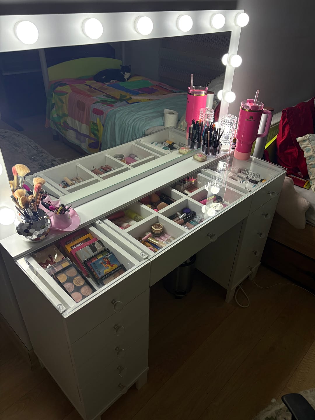 Customer photo review of Rani BJ137 Hollywood Işıklı Aynalı Kulis Makyaj Masası Cam Tablalı 11 Çekmeceli Takı Düzenleyici Beyaz