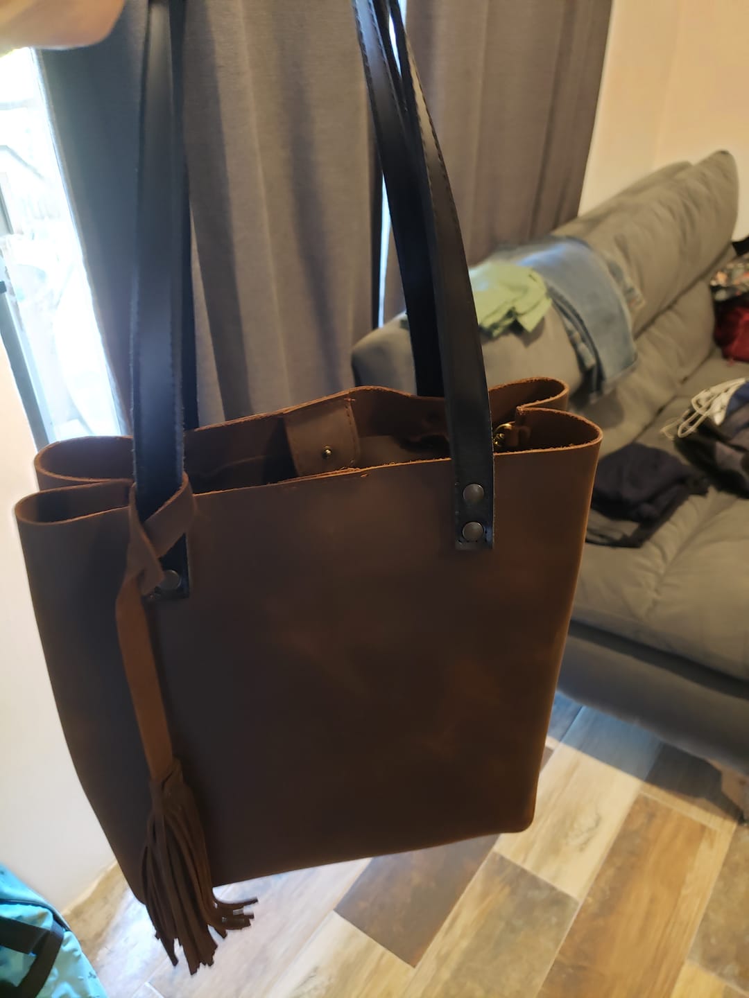 Customer photo review of Bolso Tote Cuero Praga Plus+ Crazy Café Doble Vista + cosmetiquera Gratis!!