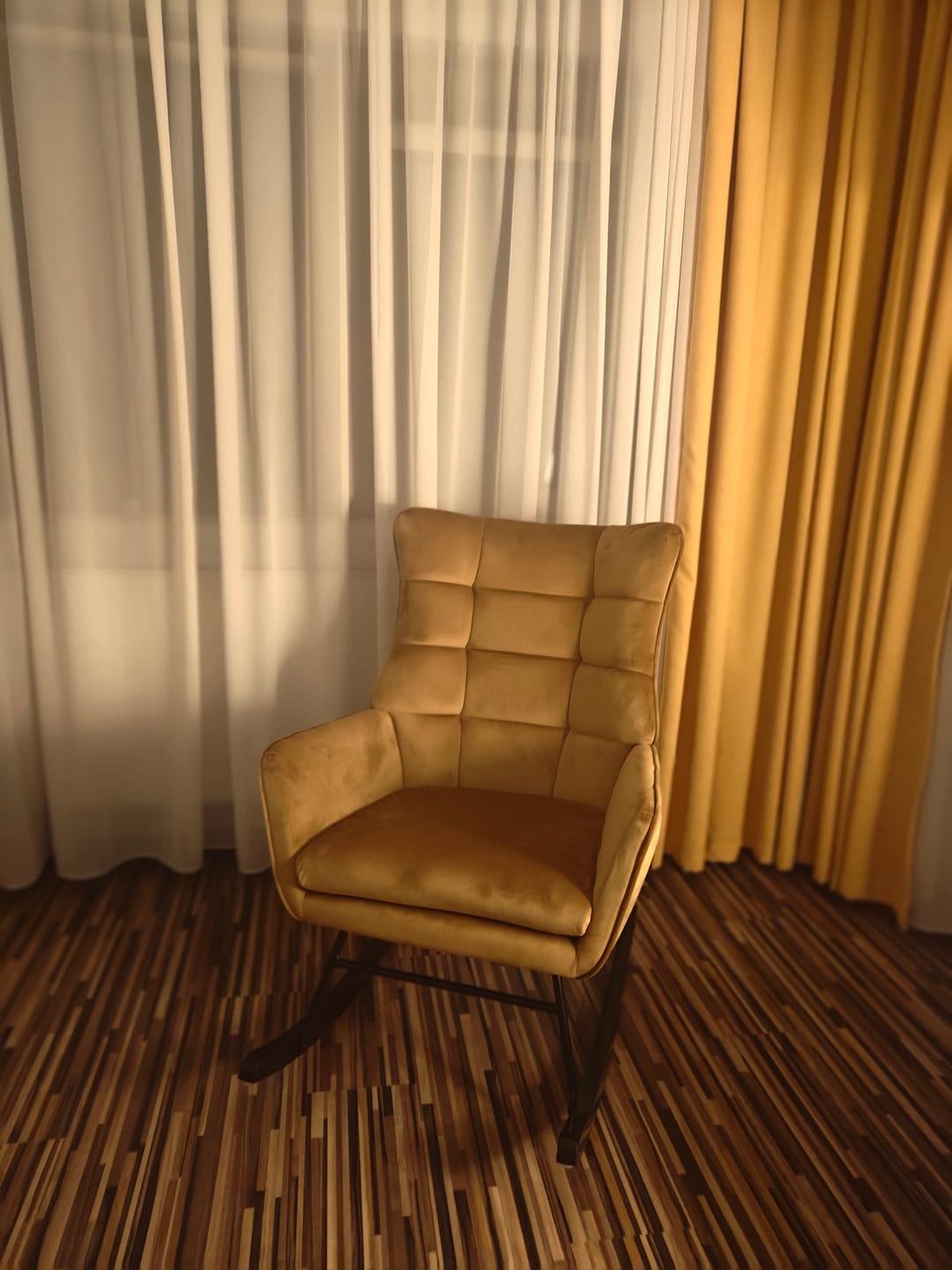 Customer photo review of Fotoliu balansoar BAZALTO, stofa catifelata galben mustar - Bluvel 68, 70x90x92 cm