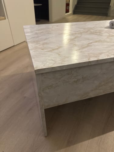 Kundeanmeldelse med bilde av Cortes marmor gold kontaktplast
