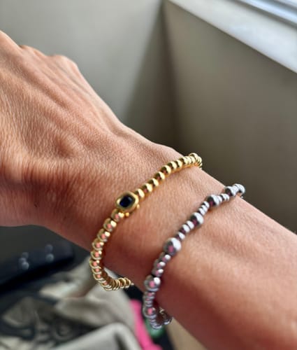 Customer photo review of Pulsera Dorada Bolitas Birthstone Cuadrado