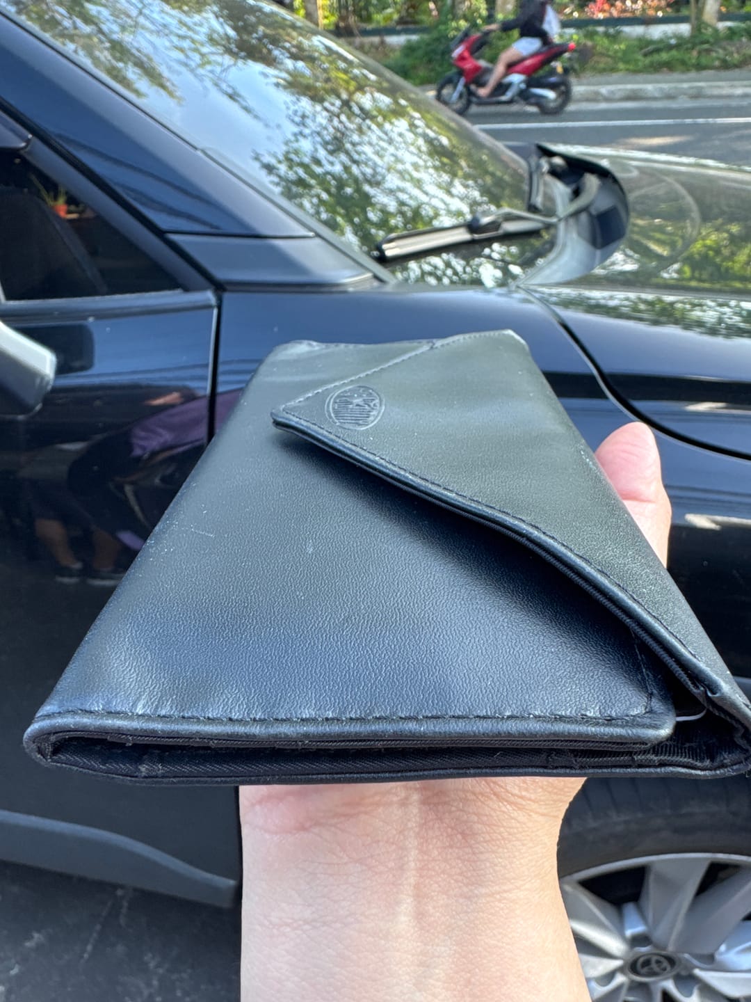 Customer photo review of Leather Slimvelope Black