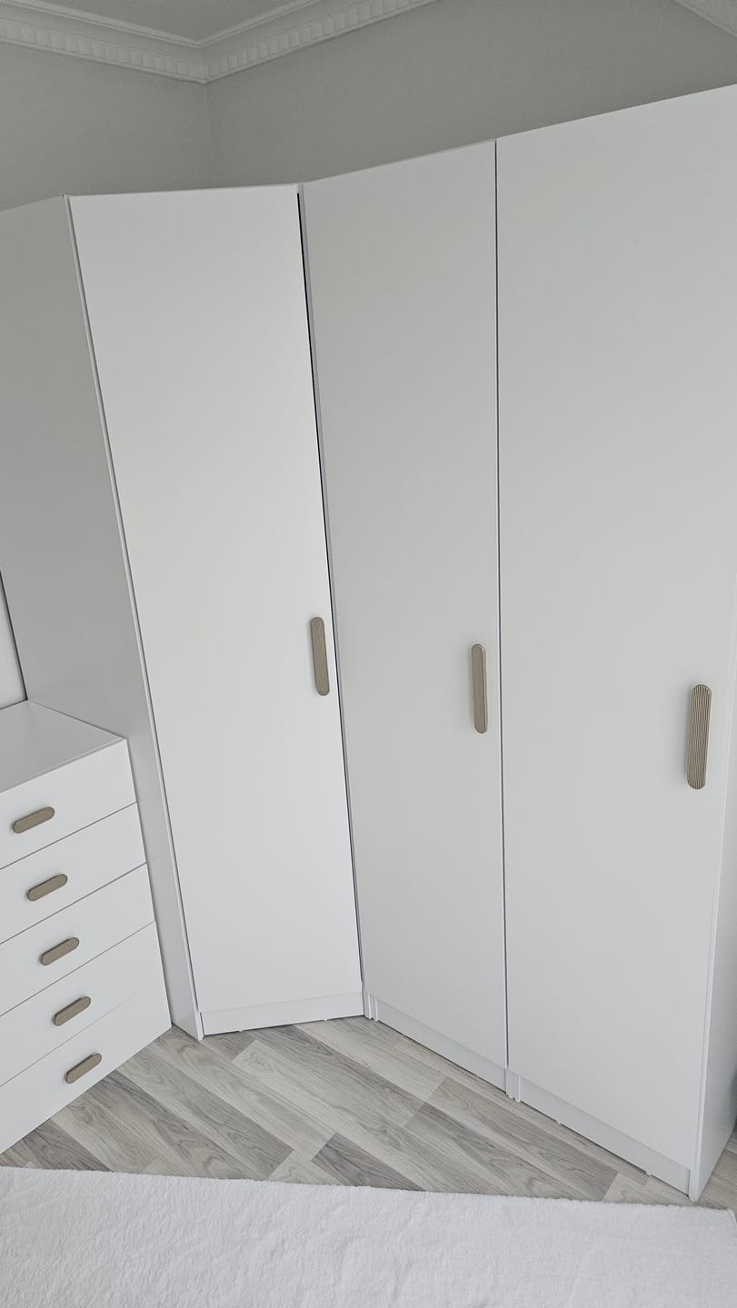 Customer photo review of Rani BA140 Köşe Modül Gardırop Tek Kapaklı 6 Raflı Askılı Elbise Dolabı Tamamlayıcı Köşe Ünitesi Beyaz