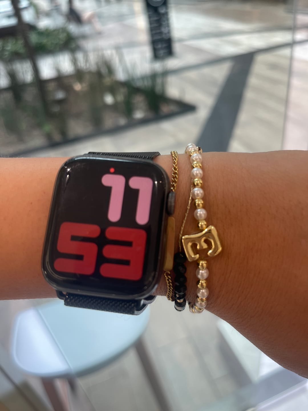 Customer photo review of Pulsera Bolitas Doradas y Perlas Con Inicial