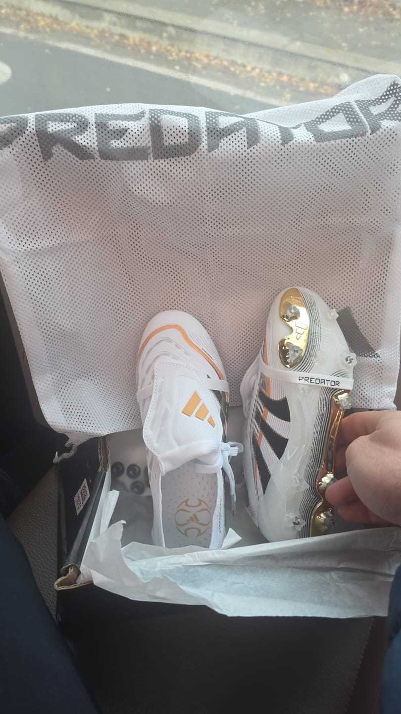 Customer photo review of Predator 25 Elite Fold-over Tongue FG +Teamgeist Blanc OR
