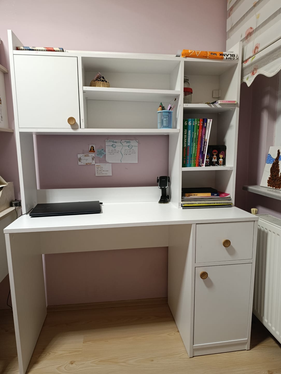 Customer photo review of Rani HA128 Kitaplıklı Raflı 2 Kapaklı 1 Çekmeceli Çalışma Ofis Bilgisayar Masası Beyaz