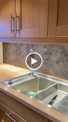 Kundeanmeldelse med video av Hexagon mørkegrå betong selvklebende veggfliser