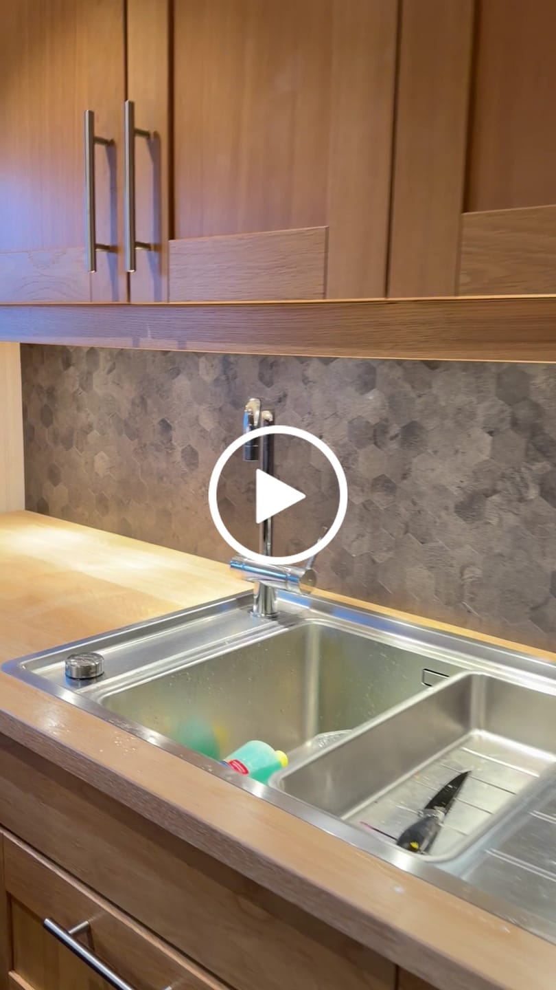 Customer video review of Hexagon mørkegrå betong selvklebende veggfliser