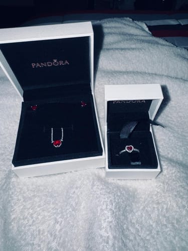 Customer photo review of SET CONJUNTO COLLAR + ANILLO + ARETE CORAZÓN ELEVADO ROJO PANDORA