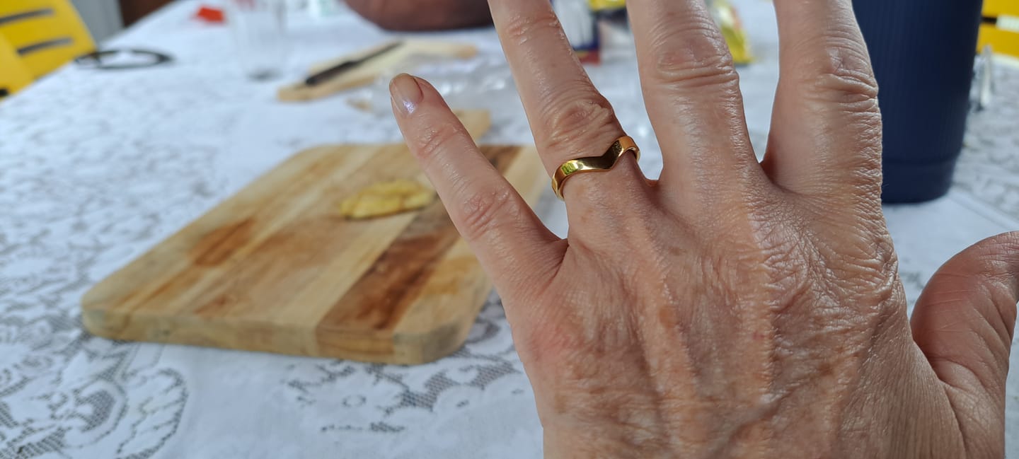 Customer photo review of Anel Trinity Liso Banhado em Ouro 18K