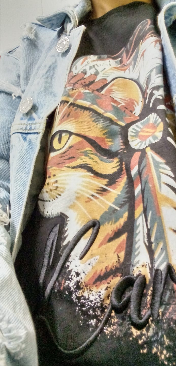 Customer photo review of 「インディアン酋長猫」プリント＆karaku刺繍入りコットンTシャツ