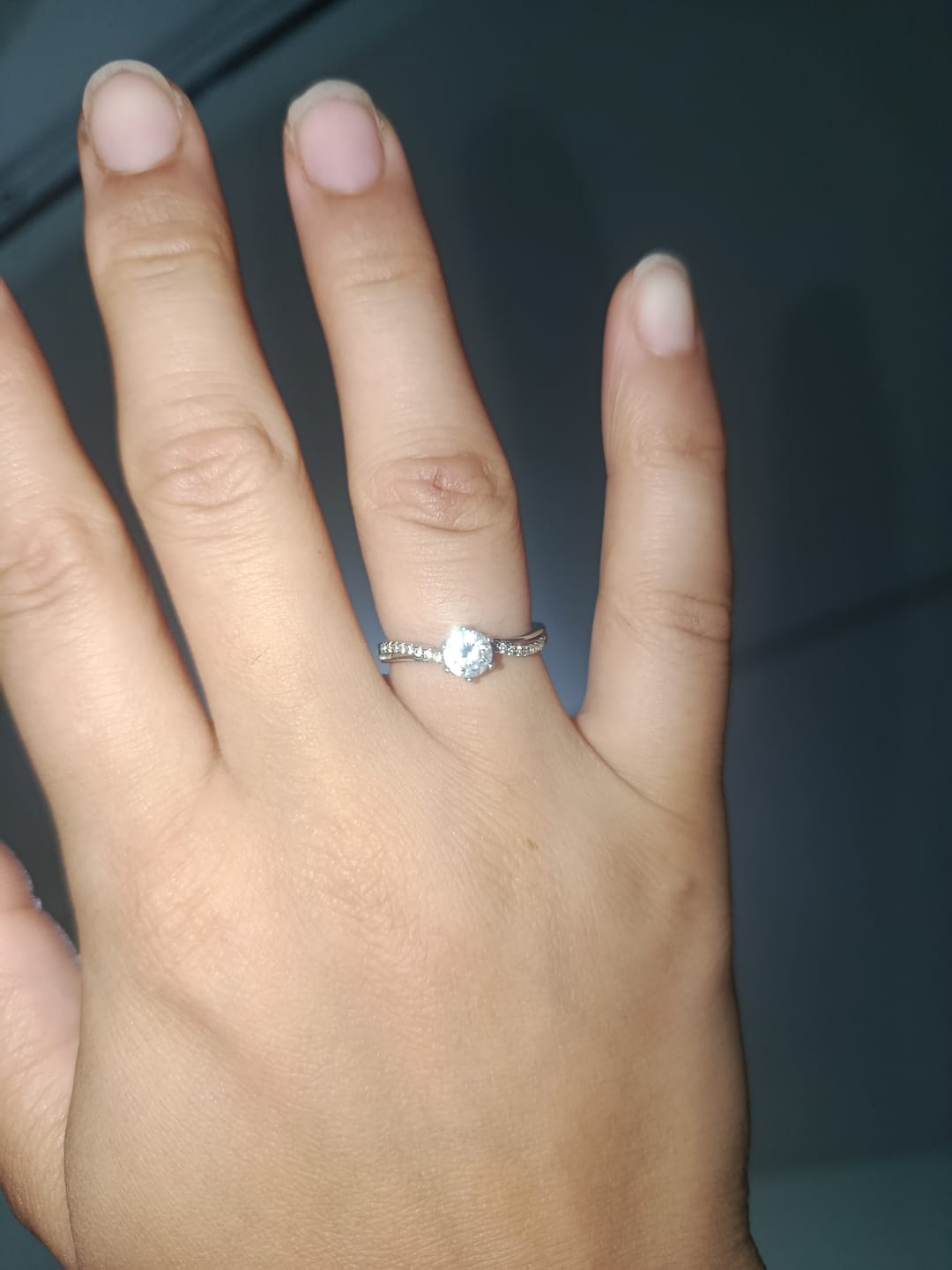 Customer photo review of Anel Solitário Torcido em Prata 925