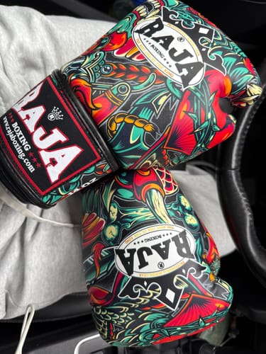 Customer photo review of RAJA GIANT FANCY BOXING GLOVES - RFBGV-54