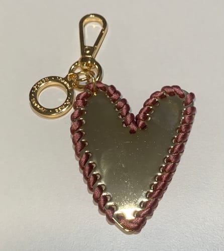 Reseña con foto de un cliente sobre Llavero Corazón Borde Cinta