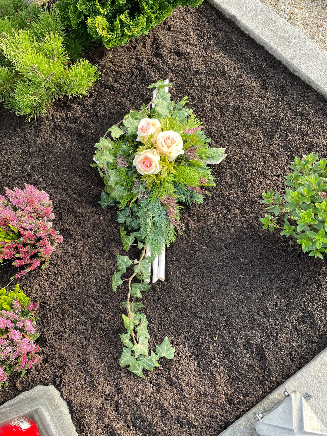 Customer photo review of 12 Stück Künstliche Rosen, Einzelne Langstielige Künstliche Dunkelrote Rosen, Realistische Kunstrosen für Hochzeitsdeko Brautsträuß Heiratsantrag Geburtstag Party Haus Garten Decor