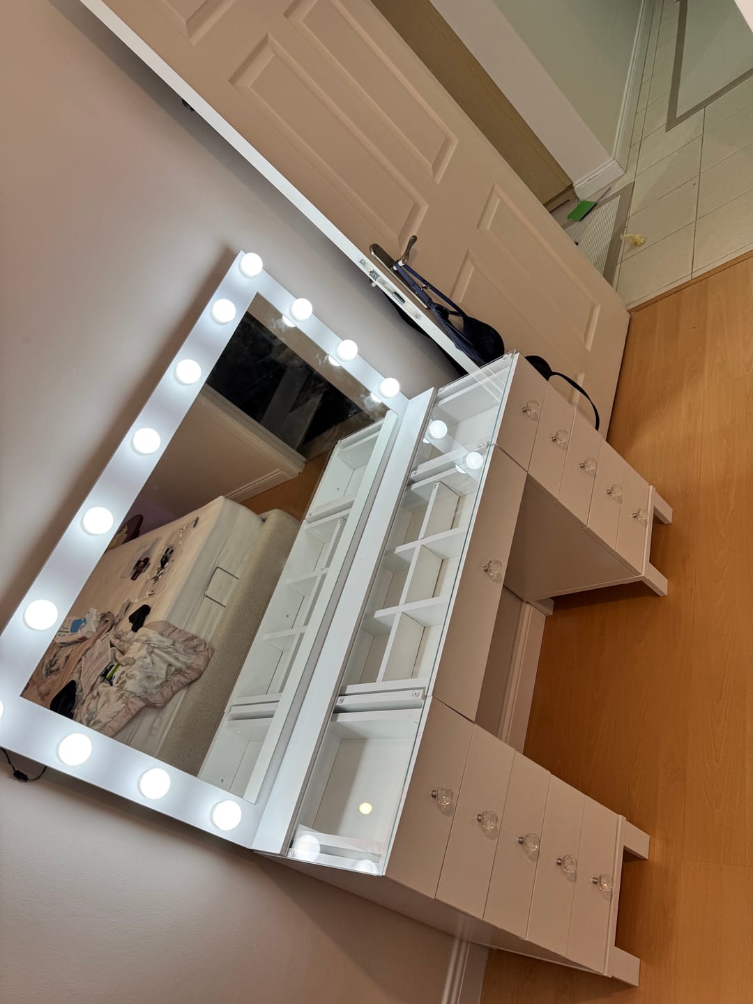Customer photo review of Rani BJ137 Hollywood Işıklı Aynalı Kulis Makyaj Masası Cam Tablalı 11 Çekmeceli Takı Düzenleyici Beyaz