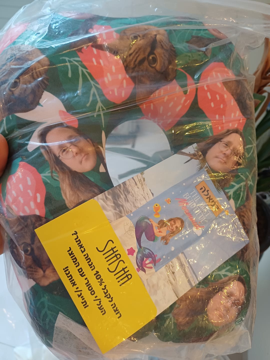 Customer photo review of כרית צוואר לטיסה בעיצוב אישי - FLOWERS
