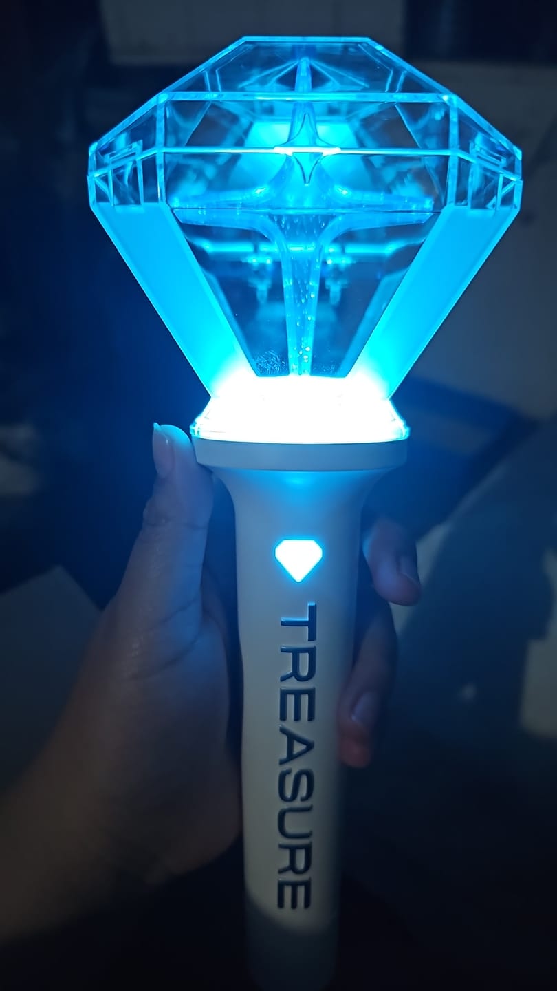 Customer photo review of TREASURE - OFFICIAL LIGHT STICK VER.2