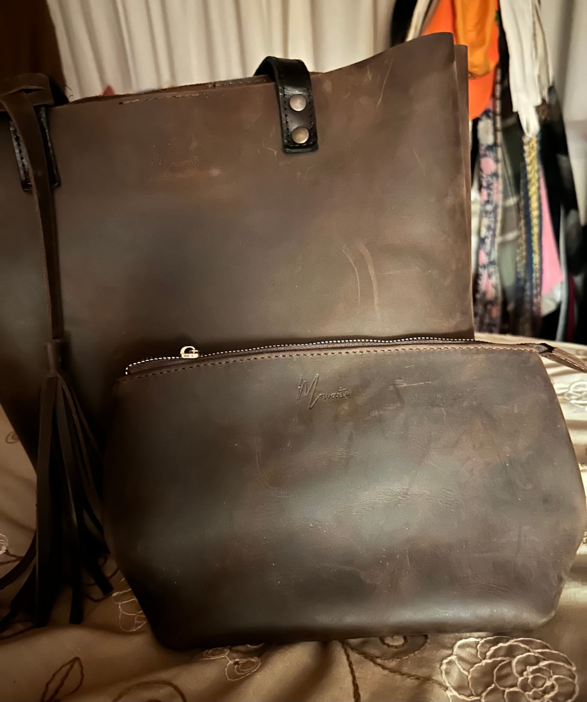 Customer photo review of Bolso Tote Cuero Praga Plus+ Crazy Café Doble Vista + cosmetiquera Gratis!!