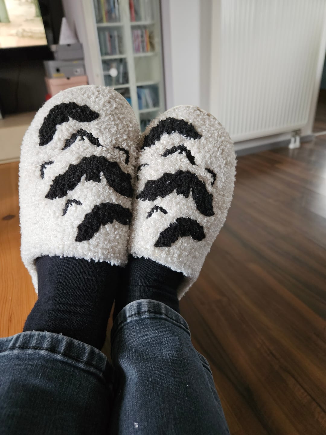 Customer photo review of Halloween Hausschuhe Weiß mit Fledermaus Motiv – Flauschige Plüsch Slipper