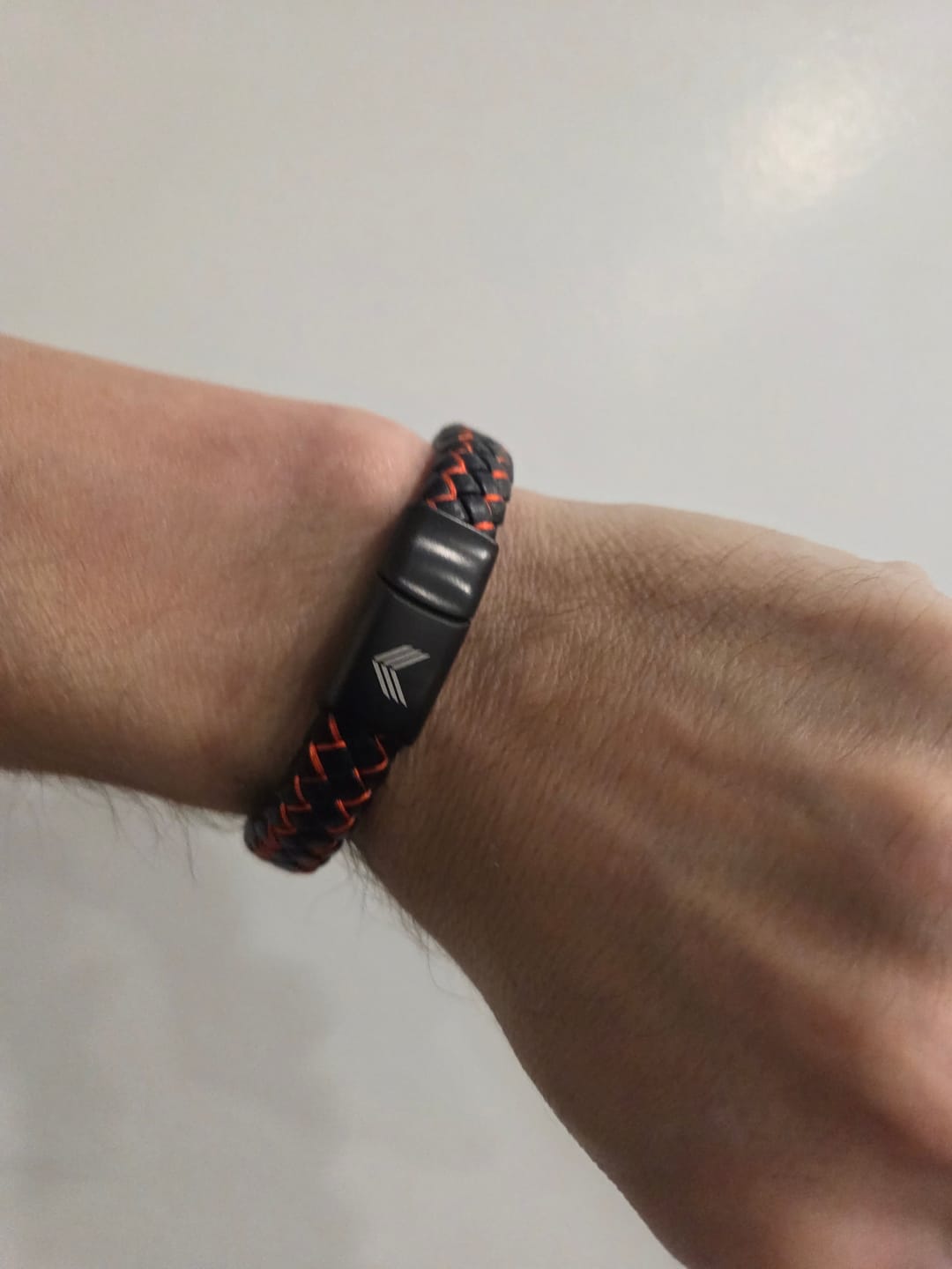 Customer photo review of Vertig Magnetic Leather Bracelet Black Red