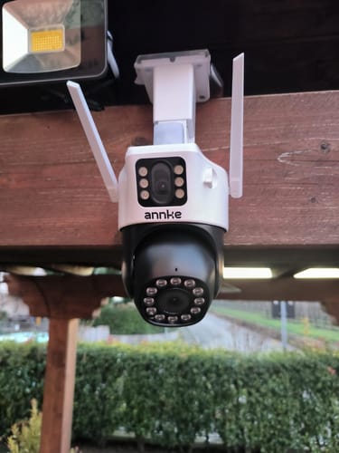 Customer photo review of WCD600 – Caméra de Surveillance extérieure WiFi sans fil 6MP UHD à double objectif, gyrophare rouge & bleu avec sirène, vision nocturne intelligente à double lumière, audio bidirectionnel, 300° Pan & 90° Tilt, Max. 128 Go & Cloud, Fonctionne avec Alexa