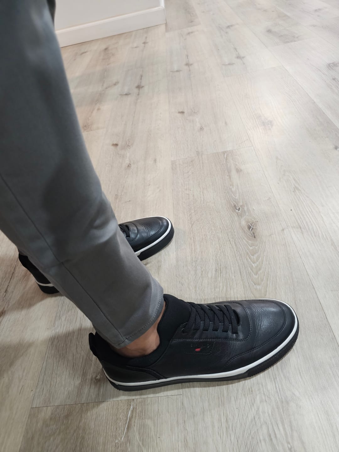 Customer photo review of SNEAKER CASUAL AGUJETA ELÁSTICA PIEL NEGRO
