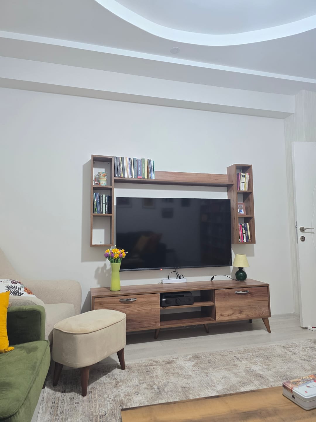 Customer photo review of Rani A9 Duvar Raflı Tv Ünitesi Kitaplıklı Tv Sehpası Duvara Monte Raflı Modern Ayaklı 180 cm Minyatür Ceviz M5