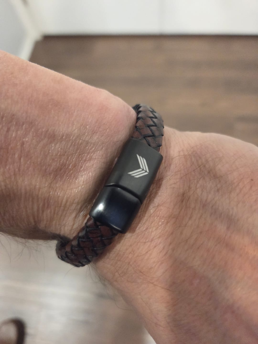 Customer photo review of Vertig Magnetic Leather Bracelet Brown