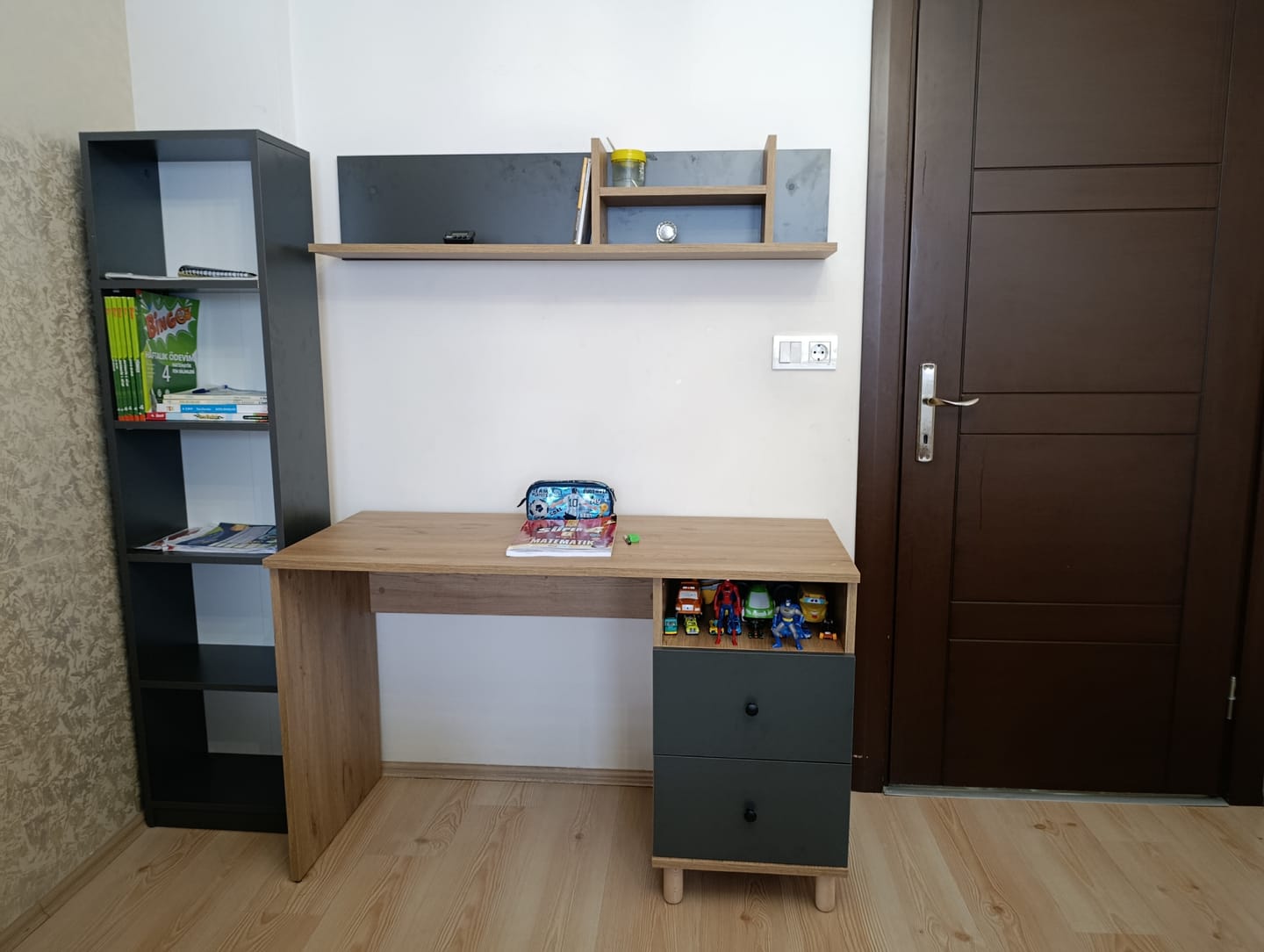 Customer photo review of Rani HA115 Çekmeceli Kitaplıklı Çalışma Ofis Bilgisayar Masası Sepet Ceviz - Antrasit