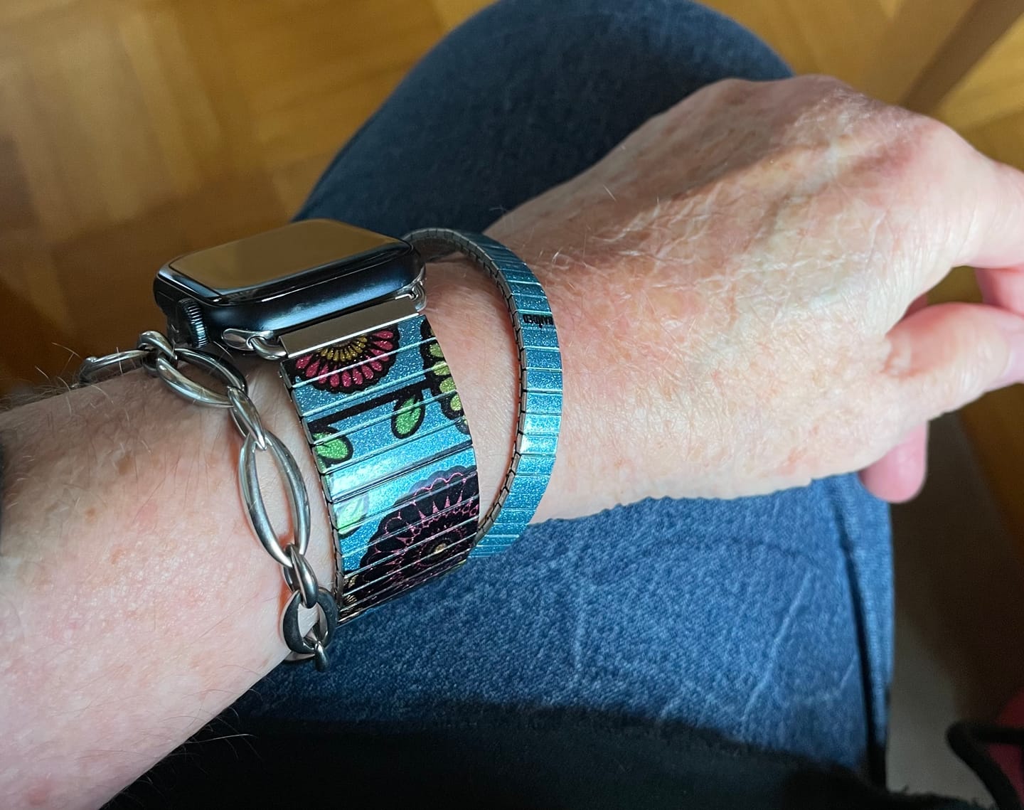 Customer photo review of Flora Atomica - Belmondo´s Pajama - Banded™ Smart Watch - Metallic
