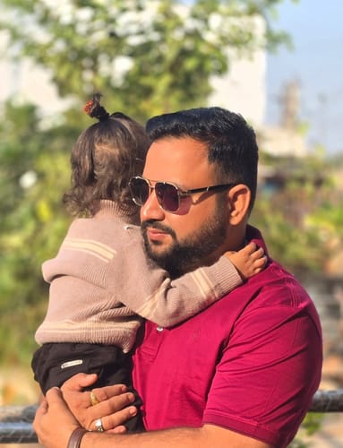 Customer photo review of Co-Pilot | Golden Wayfarer Sunglasses | MG4163