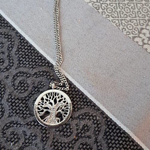 Customer photo review of Collar personalizado Árbol de la Vida con circonitas