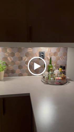 Kundeanmeldelse med video av Bente hexagon selvklebende veggfliser