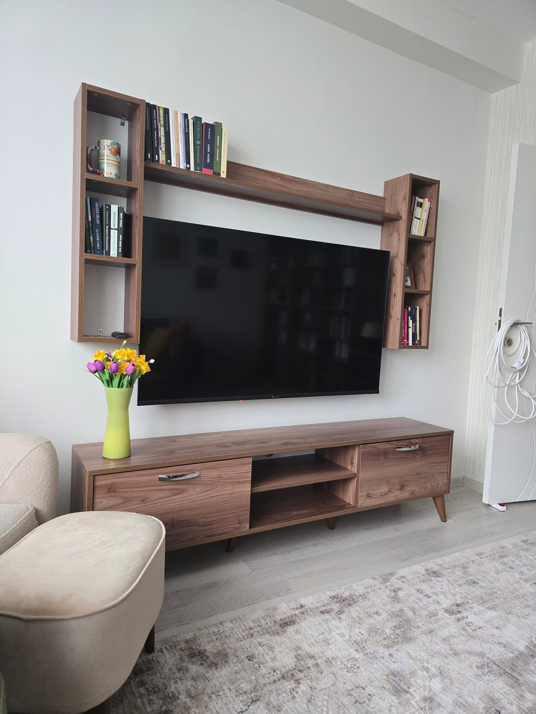 Customer photo review of Rani A9 Duvar Raflı Tv Ünitesi Kitaplıklı Tv Sehpası Duvara Monte Raflı Modern Ayaklı 180 cm Minyatür Ceviz M5