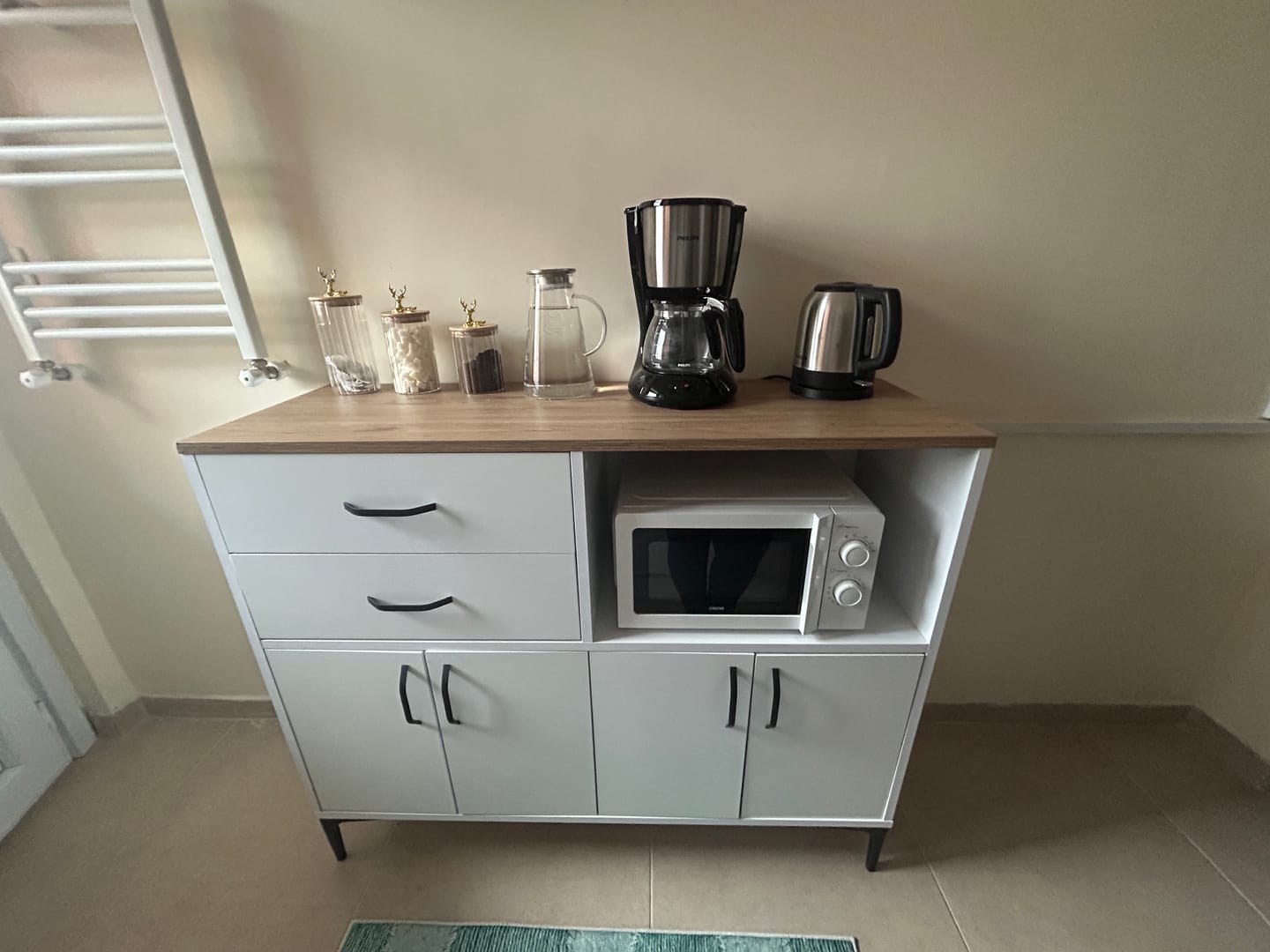 Customer photo review of Rani JE166 Kahve Köşesi Çok Amaçlı Dolap 4 Kapaklı 2 Çekmeceli Kiler Mutfak Dolabı Beyaz - Sepet Ceviz
